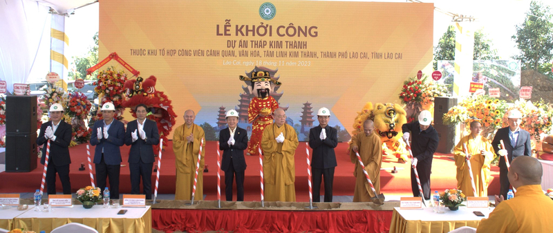 Các đại biểu chúc mừng thành công của lễ khởi công dự án Tháp Kim Thành.