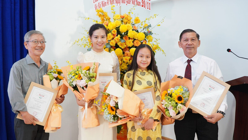 Đỗ Thị Mỹ Dung (đứng thứ 2 trừ trái qua phải) vừa đoạt giải Ba cuộc thi viết “Người Thầy kính yêu” lần 2-2023 do Báo Người Lao động tổ chức.