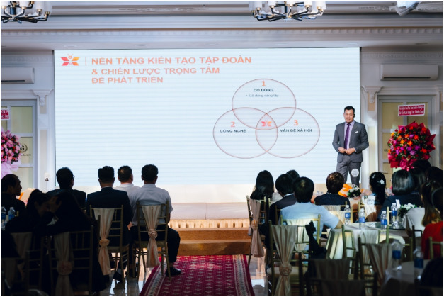 Ông Trần Đức Thịnh- Phó chủ tịch Excedo trình bày về lộ trình phát triển của Tập đoàn