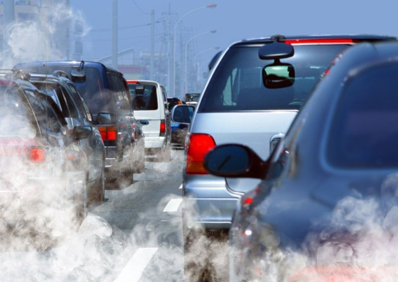 Khí thải từ phương tiện giao thông là một trong những nguyên nhân gây ra ô nhiễm không khí.