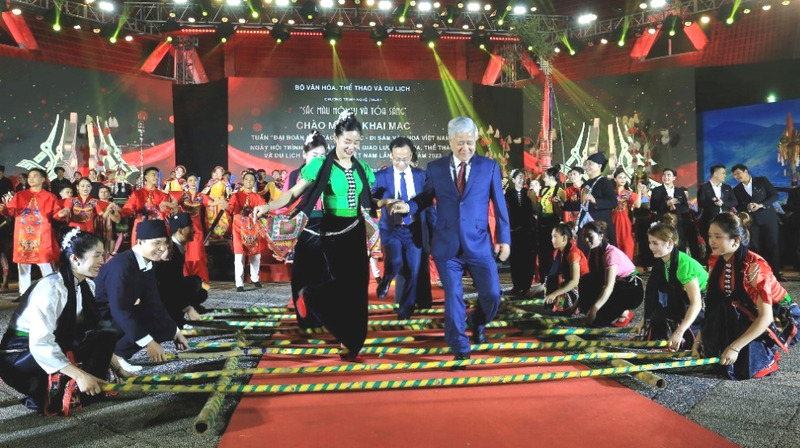 Các đại biểu cùng giao lưu nhảy sạp tại chương trình.