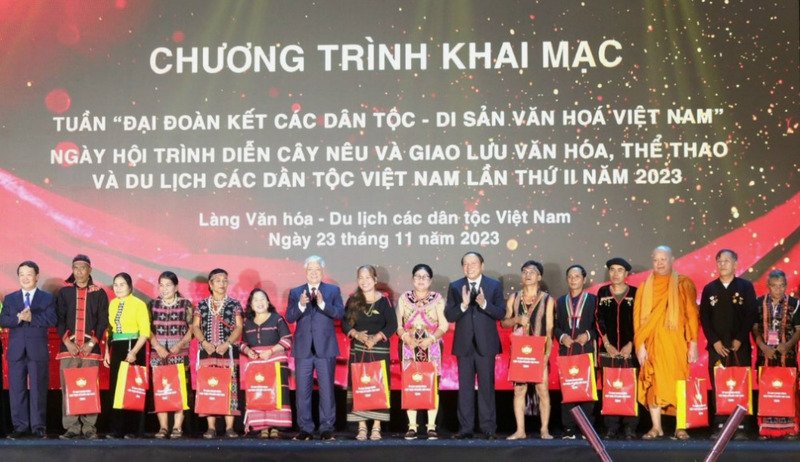 Lãnh đạo Đảng, Nhà nước tặng quà tặng các nghệ nhân, đồng bào các dân tộc.