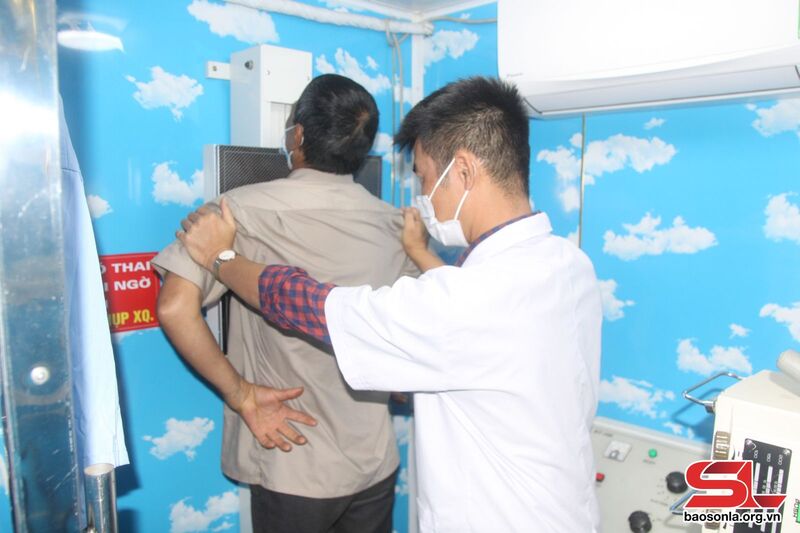 Chụp X-Quang lồng ngực cho nhân dân bằng xe X - Quang kỹ thuật số lưu động.