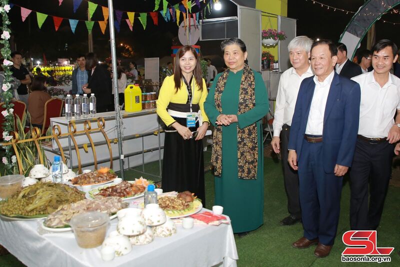 Đồng chí Tòng Thị Phóng và các đại biểu tham quan gian trưng bày ẩm thực xã Huy Bắc