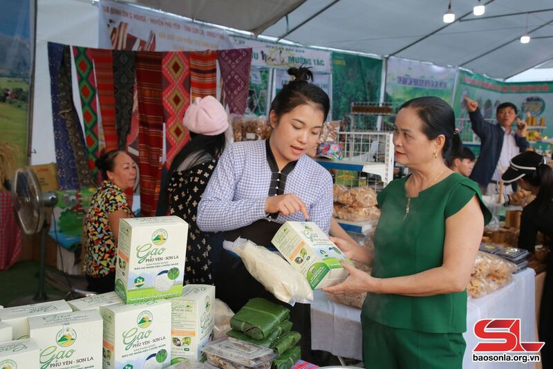 Nhân dân mua gạo hữu cơ Phù Yên.