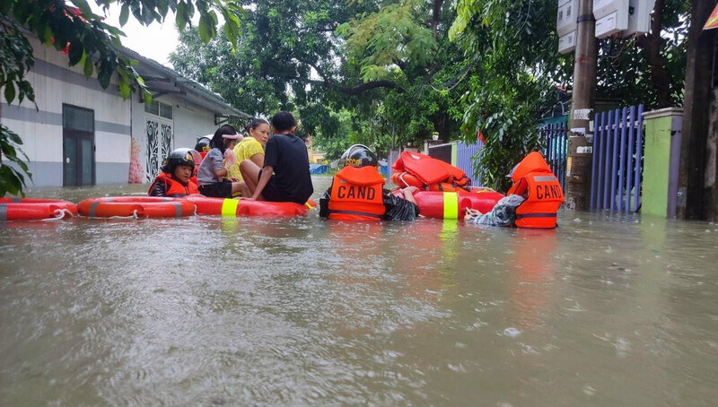 Lực lượng chức năng TP. Đà Nẵng sơ tán người dân ra khỏi điển ngập sau do mưa lớn.