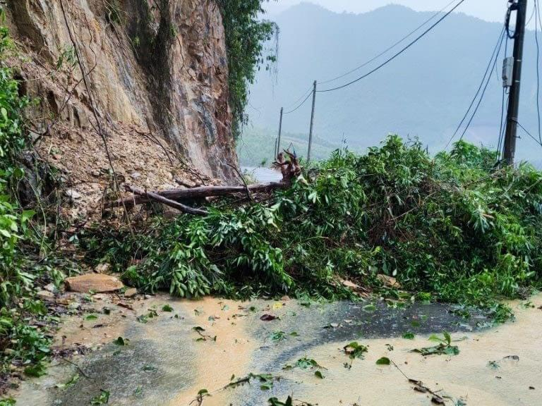 Trong đợt mưa lớn vừa qua trên địa bàn TP. Đà Nẵng khiến đèo La Ngà bị sạt lở.