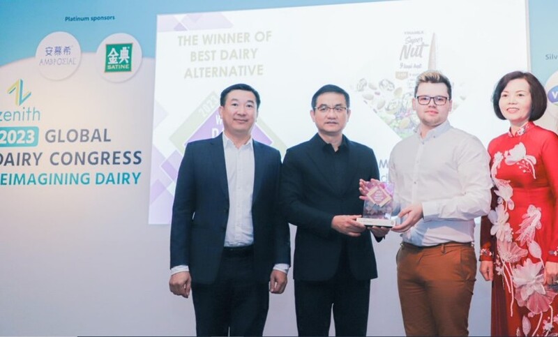 Đại diện Vinamilk nhận giải “Quán quân” ở hạng mục “Sản phẩm thay thế sữa tốt nhất” (Best Dairy Alternative) cho sản phẩm Sữa 9 loại hạt Vinamilk Super Nut tại Hội nghị Sữa toàn cầu 2023 (World Dairy Innovation Awards 2023) diễn ra tại nước Anh tháng 6 vừa qua. (Ảnh: Vinamilk).