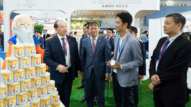 Thứ trưởng Bộ Công Thương Đỗ Thắng Hải (đứng giữa) tham quan gian hàng của Vinamilk tại hội chợ quốc tế Quảng Châu
