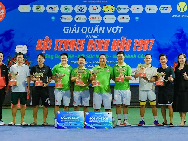 Các vận động viên đạt thành tích vô địch, đạt giải nhì và đồng giải ba chụp ảnh kỉ niệm