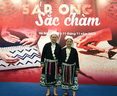 Hai nghệ nhân trong trang phục với họa tiết truyền thống người Dao Tiền. (Ảnh: Phương Thảo)