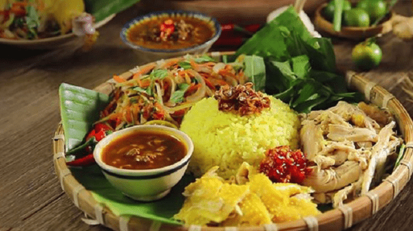 Cơm gà Tam Kỳ một trong những Món ngon Xứ Quảng làm nên thương hiệu Ẩm thực Quảng Nam.