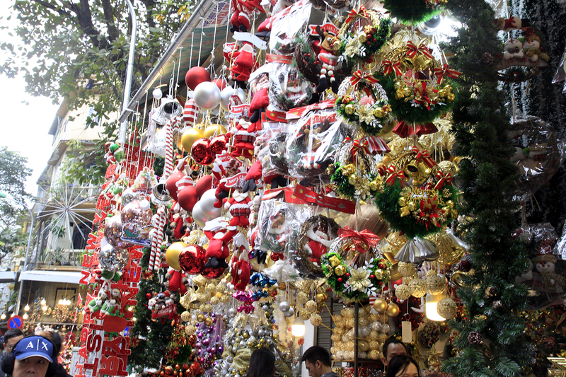 Khách tham quan vô cùng hào hứng, thích thú bởi những màu sắc lung linh của cây thông Noel.