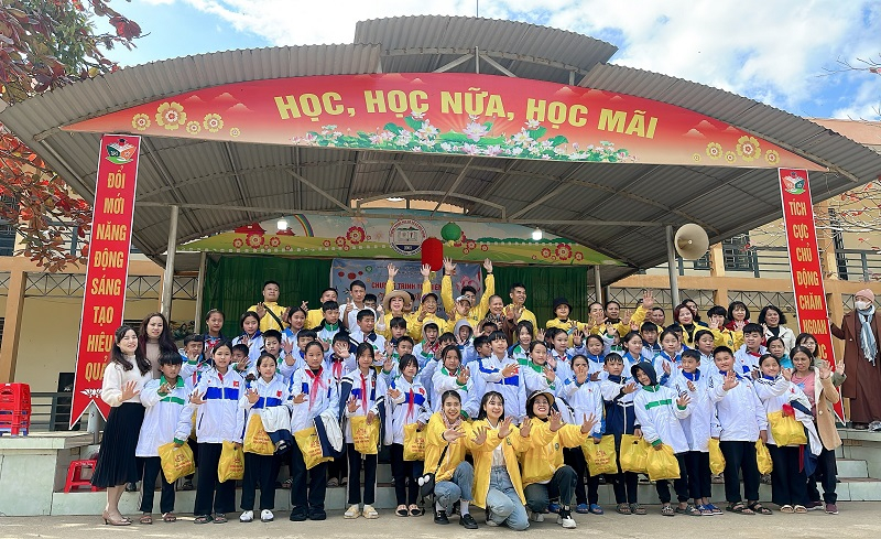 Gần 900 phần quà được đoàn từ thiện trao tặng cho các trẻ em khó khăn tại Điện Biên.