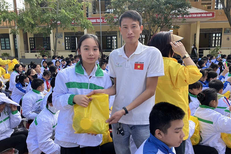 Những phần quà mang ý nghĩa của đoàn trao đến các em học sinh tại Điện Biên.