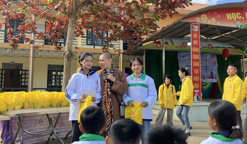 Sư thầy Chùa Hưng Phúc trao quà và tiền cho các em có hoàn cảnh khó khăn tại Điện Biên.
