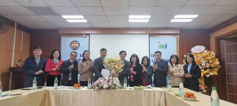 Nhà báo Hà Văn Anh nhận quyết định giữ vị trí Tổng Biên tập Tạp chí Điều Dưỡng Việt Nam.
