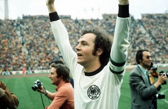 Franz Beckenbauer lên ngôi vô địch WC 1974 ngay trên sân nhà khi đánh bại Hà Lan tại trận chung kết.