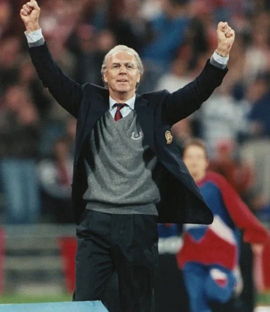 Franz Beckenbauer trên cương vị huấn luyện viên đội tuyển Tây Đức năm 1990.