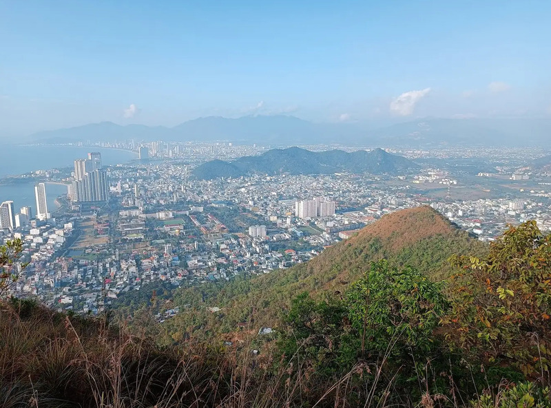 TP Nha Trang nhìn từ núi Cô Tiên.