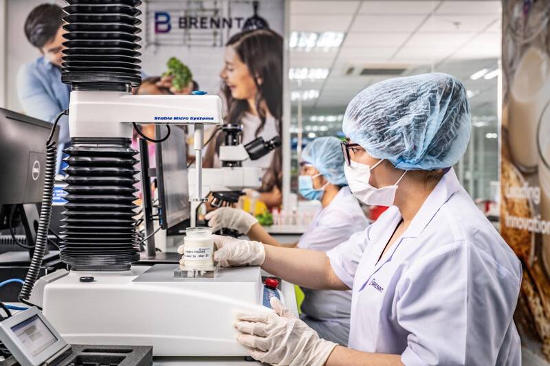 Dù mới đặt chân đến Việt Nam nhưng từ gần 30 năm trước, Brenntag đã hợp tác với các doanh nghiệp Việt Nam như công ty Tân Hiệp Phát để phát triển các sản phẩm đồ uống giải khát tốt cho sức khỏe người tiêu dùng.
