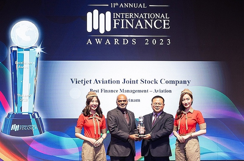 Giám đốc Tài chính Vietjet Rohit Singh Tomar (thứ 2 từ trái sang) đại diện hãng nhận giải thưởng 'Hãng hàng không quản trị tài chính tốt nhất'.