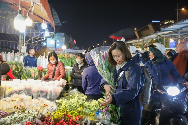 Chợ hoa đêm Quảng An (Tây Hồ) nằm trong đề xuất sản phẩm du lịch đêm.