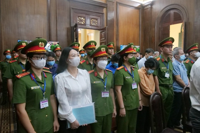 Bị cáo Trương Mỹ Lan cùng các bị cáo tại phiên tòa (Ảnh: A.T).
