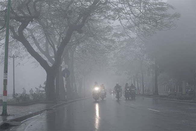 Sương mù bao phủ Hà Nội trong sáng nay