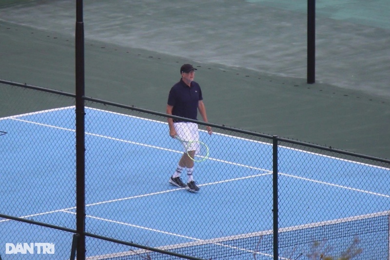 Tỷ phú Bill Gates chơi tennis tại một khu resort nằm trên bán đảo Sơn Trà. Nguồn: Dân trí