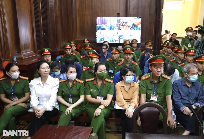 Bên trong phòng xét xử bà Trương Mỹ Lan và các đồng phạm (Ảnh: Hải Long).