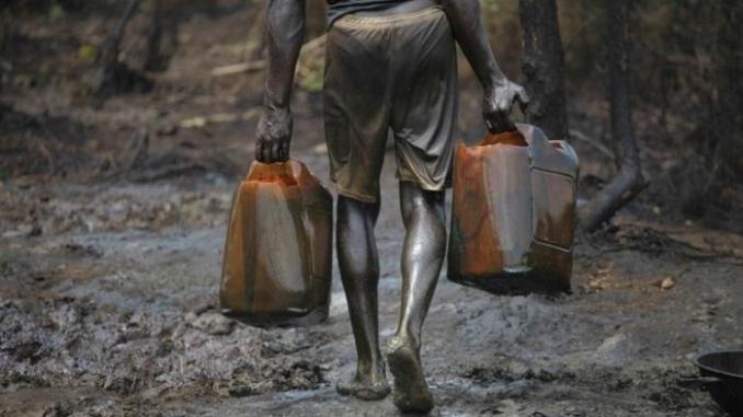 Nạn trộm cắp dầu thô thường xuyên xảy ra gây tổn thất lớn cho Nhà nước Nigeria. Ảnh Reuters