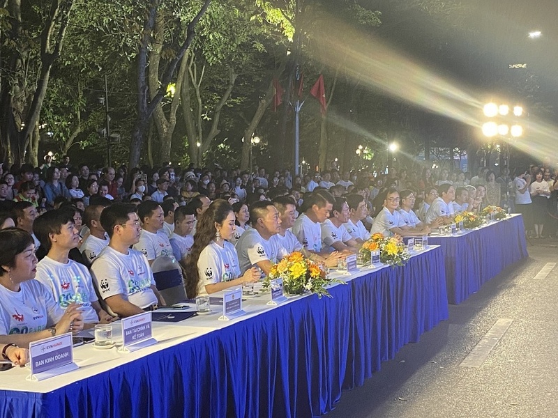 Các đại biểu tham dự sự kiện hưởng ứng chiến dịch Giờ trái đất năm 2024 tại Hà Nội.