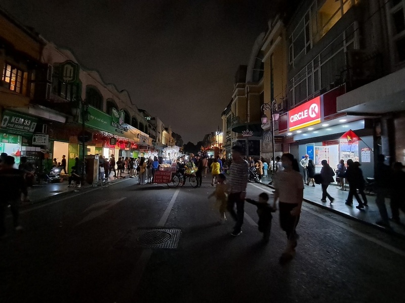 Nhiều phố phường tại thành phố Hà Nội tham gia hoạt động tắt đèn hưởng ứng chiến dịch Giờ Trái đất.