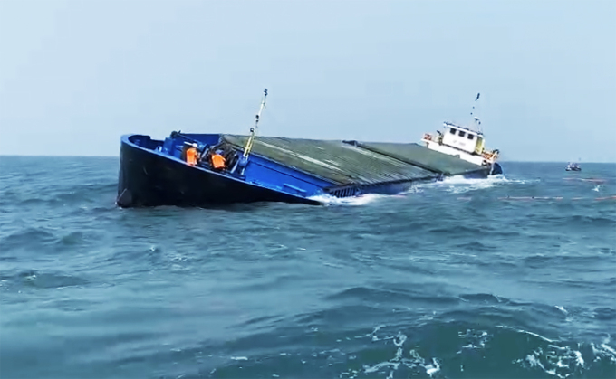  Tàu Giang Anh 18 đâm vào bãi đá ngầm trên vùng biển Cù Lao Chàm.