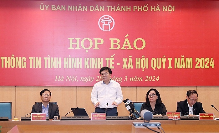 Chánh Văn phòng UBND Thành phố Trương Việt Dũng thông tin về vụ cây sao đen tại buổi họp báo.