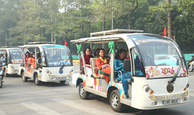 Du khách tham gia tour trải nghiệm kết nối Hoàng Thành Thăng Long - phố cổ bằng xe điện