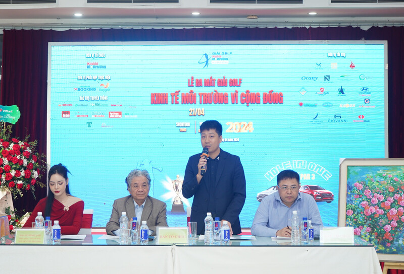 Ông Nguyễn Đức Thắng - Giám đốc công ty Cổ phần BAYGOLF Thành viên Ban tổ chức trả lời câu hỏi của các phóng viên tại lễ ra mắt.