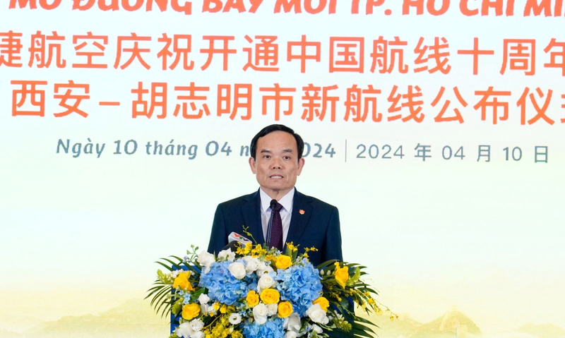 Phó Thủ tướng Trần Lưu Quang chúc mừng Vietjet với đường bay mới