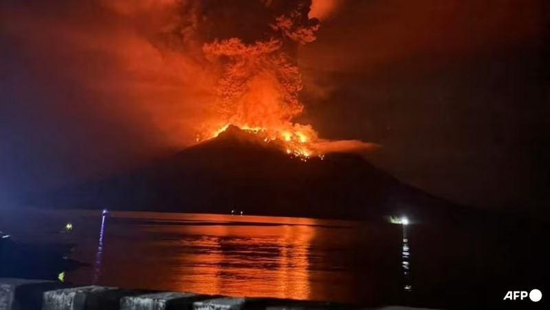 Núi lửa đang phun trào tại đảo Ruang, Indonesia. Ảnh chụp ngày 17/4/2024.