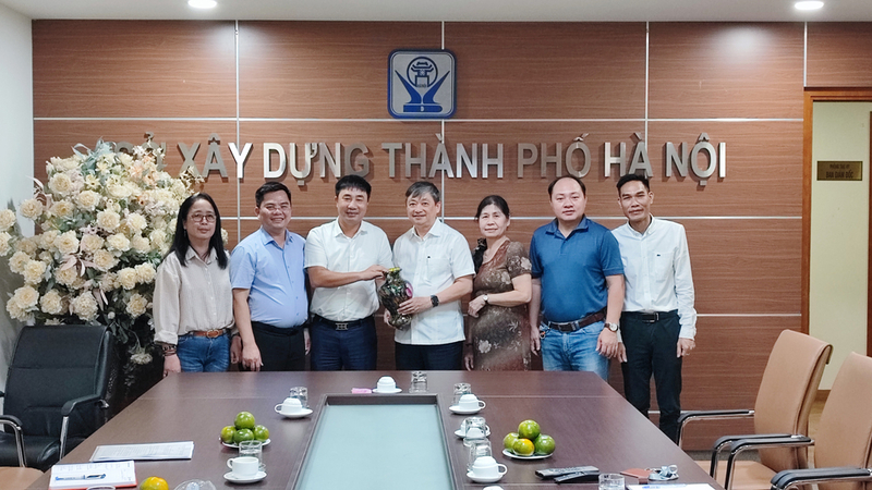 Lãnh đạo Sở Xây dựng TP Hà Nội tặng quà lưu niệm Tổng hội Xây dựng Việt Nam.