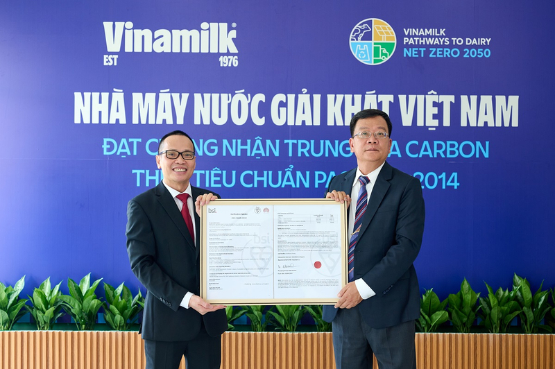 Ông Lê Duyên Anh, Tổng giám đốc BSI Việt Nam (bên trái) trao chứng nhận trung hòa carbon cho ông Nguyễn Thế Hòa - Giám đốc Nhà máy Nước giải khát Việt Nam (bên phải)