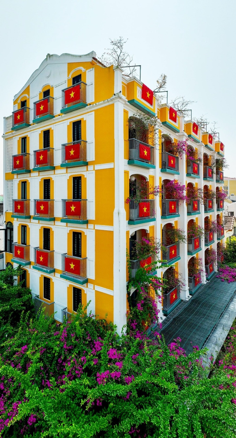 80 lá cờ Tổ quốc được treo tại khách sạn Son Hoi An Boutique Hotel & Spa.
