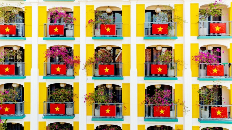 Những lá cờ Tổ quốc đỏ thắm được treo ngay ngắn để chào mừng Ngày Giải phóng miền Nam, thống nhất đất nước.