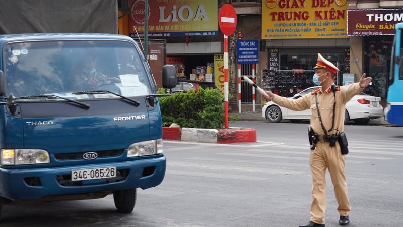 Cảnh sát giao thông Hà Nội điều tiết giao thông trong dịp nghỉ lễ. Ảnh minh họa.