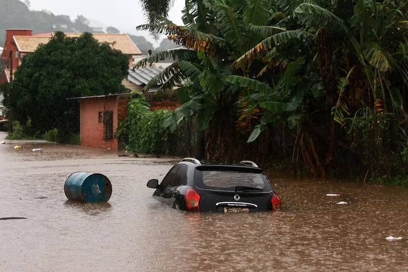 Thành phố Encantado, bang Rio Grande do Sul bị ngập lụt khiến xe cộ không thể di chuyển.