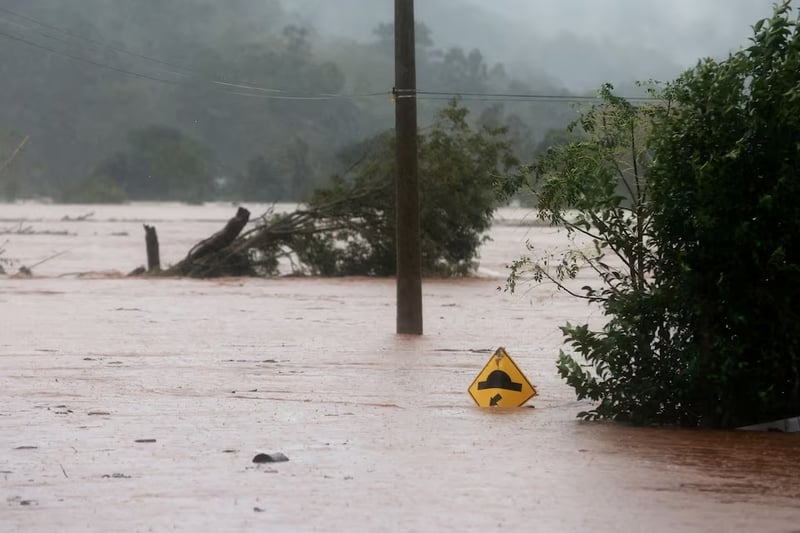 Lũ lụt vây quanh khắp tiểu bang Rio Grande do Sul.