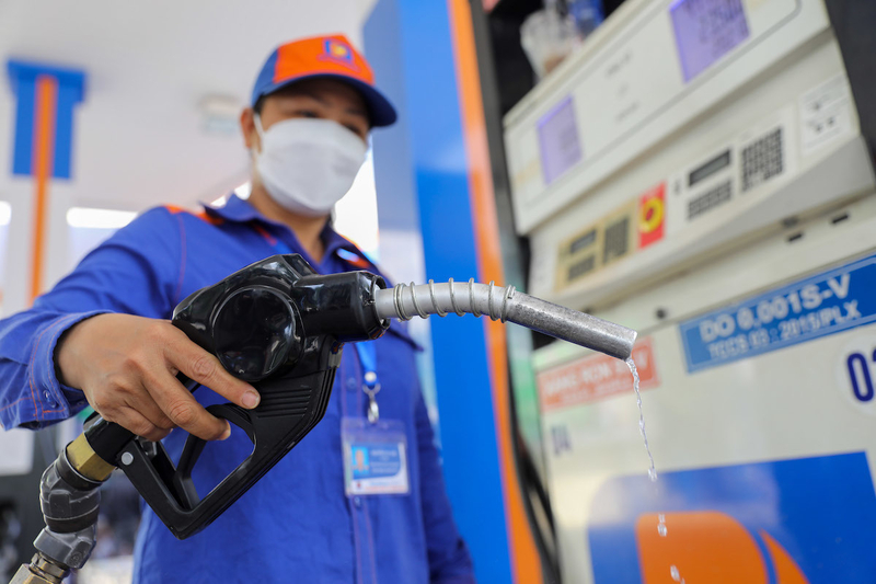 Giá xăng tiếp tục giảm mạnh, E5RON92 giảm hơn 500 đồng/lít.