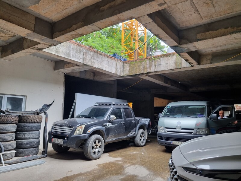 Ô tô trong hầm đỗ bịt kín cả lối lên xuống của hầm