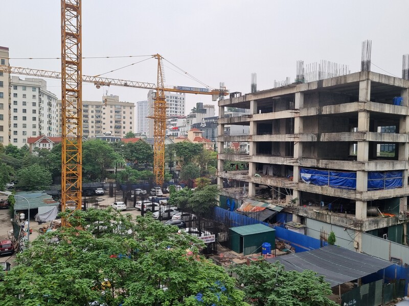 Dự án Skyview Trần Thái Tông trở thành bãi xe hoạt động không phép, tiểm ẩn nguy cơ an ninh, an toàn công trường.